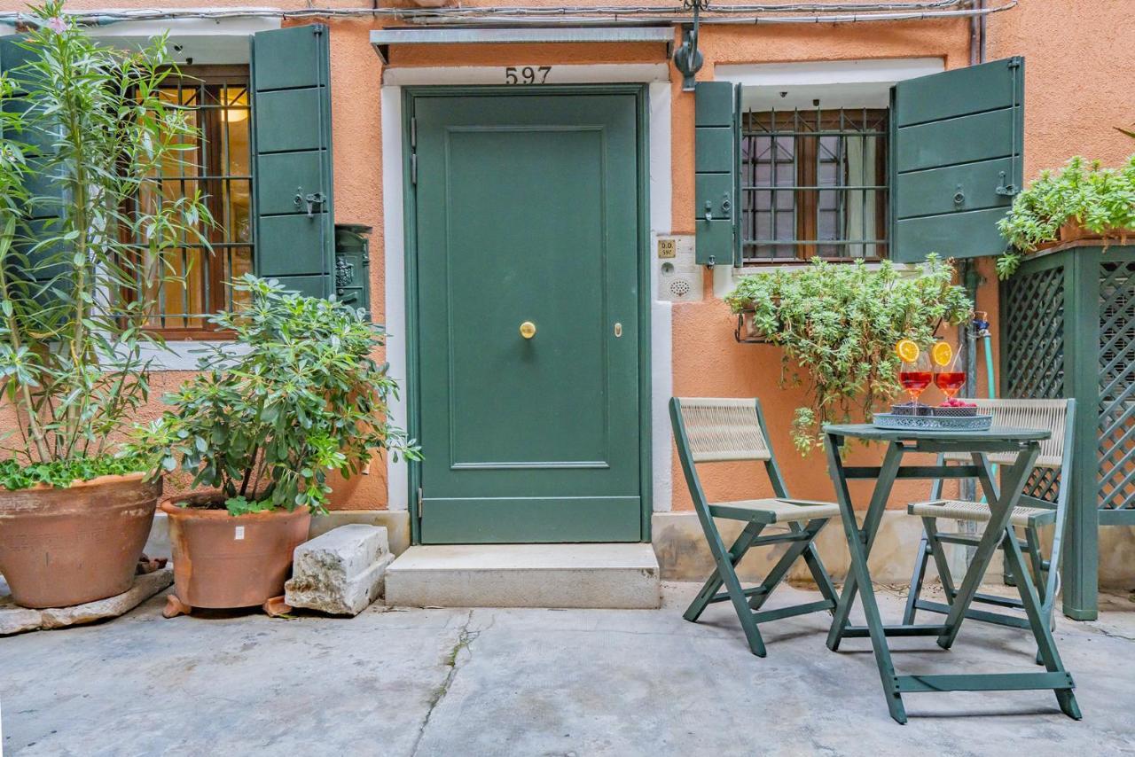 Lo Squero 1 The Secret Courtyard In Dorsoduro Apartamento Veneza Exterior foto