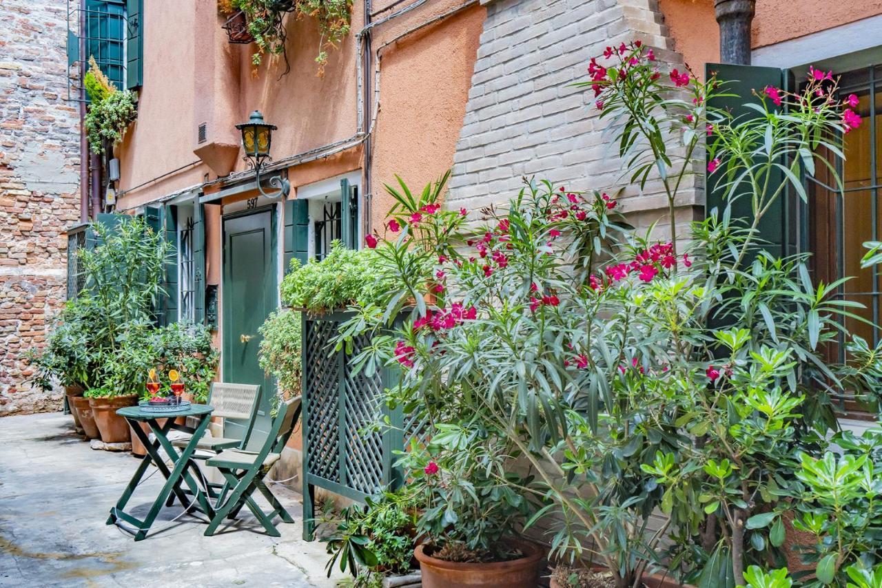 Lo Squero 1 The Secret Courtyard In Dorsoduro Apartamento Veneza Exterior foto