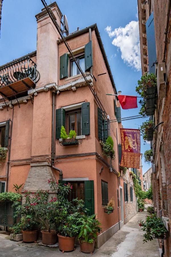 Lo Squero 1 The Secret Courtyard In Dorsoduro Apartamento Veneza Exterior foto