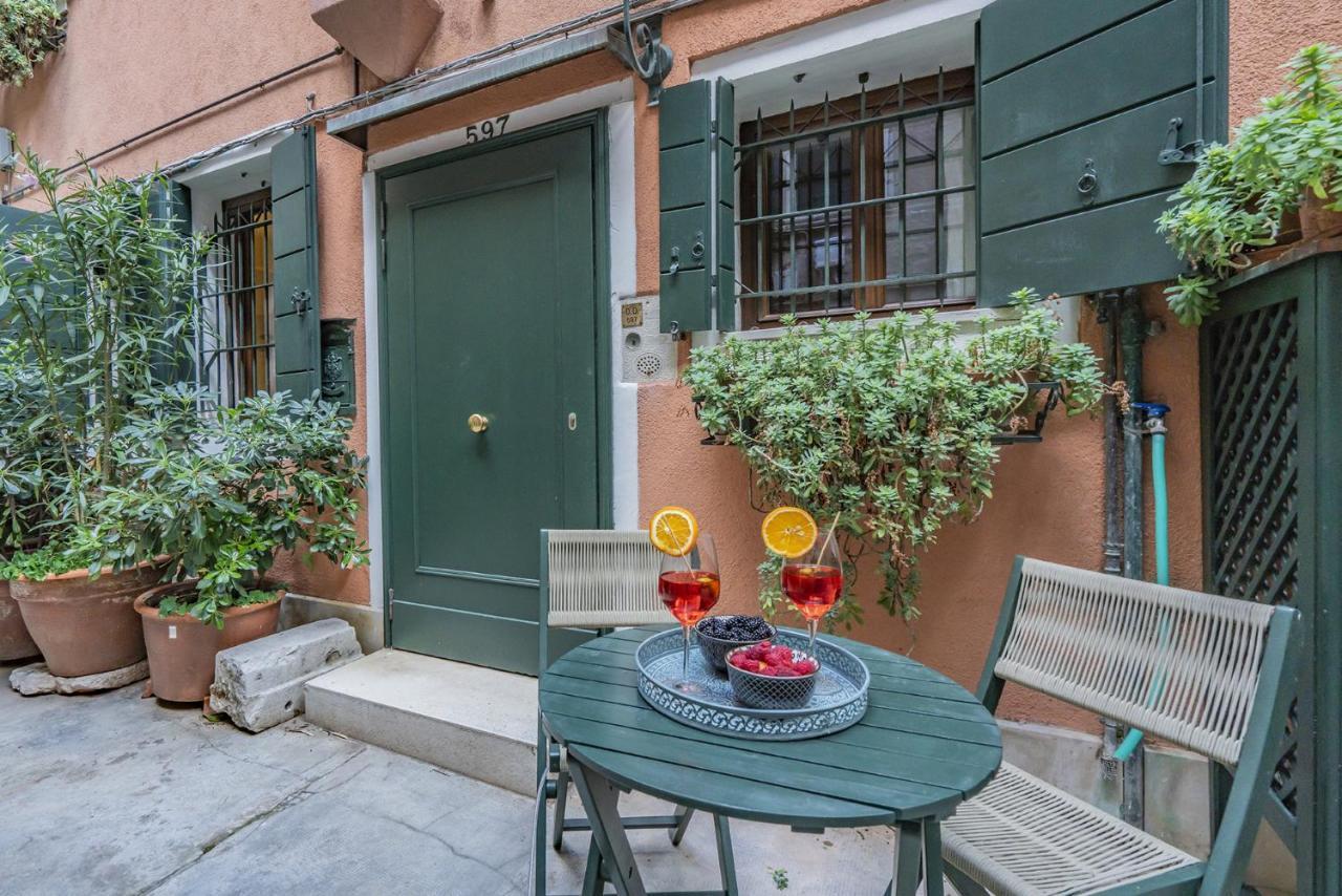 Lo Squero 1 The Secret Courtyard In Dorsoduro Apartamento Veneza Exterior foto